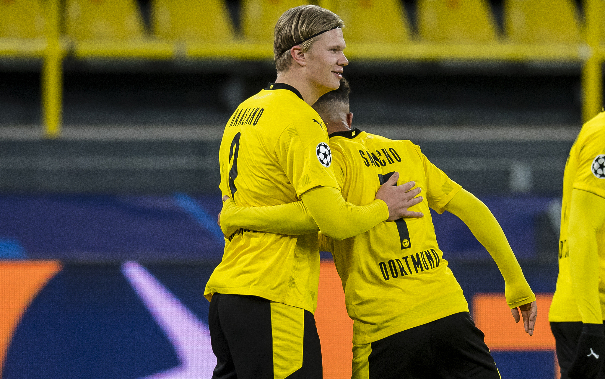 包含加时末段犹他爵士单刀错失——欧冠节点到来，气氛紧张，轮换策略成焦点的词条